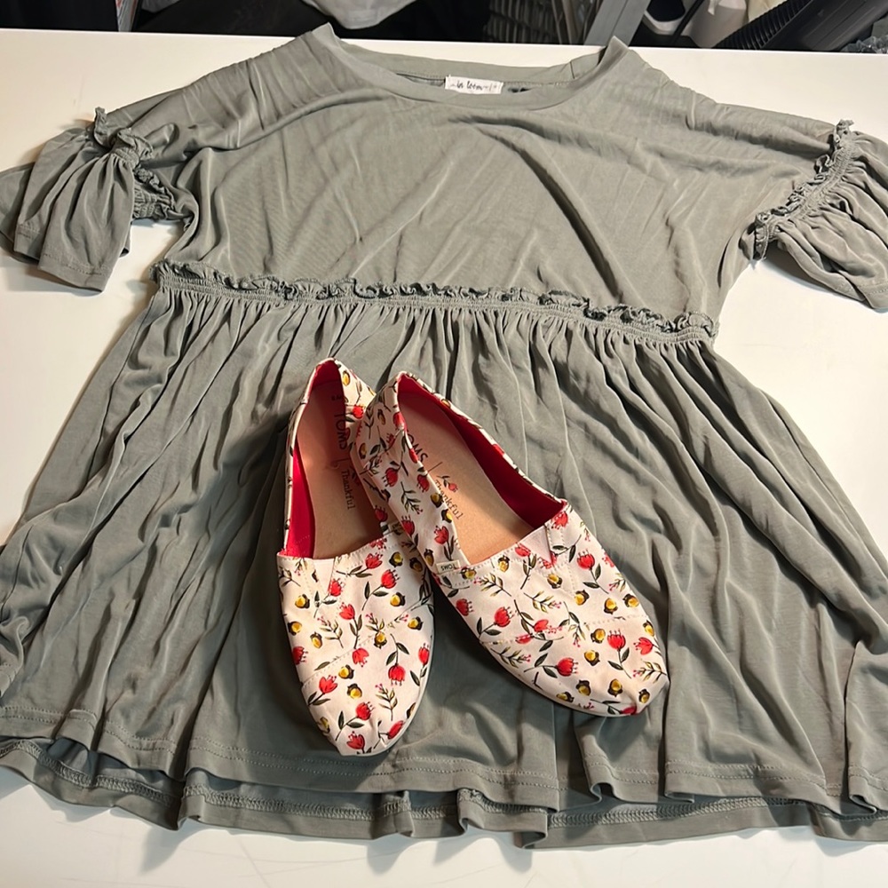 In loom shirt small toms shoes size 8